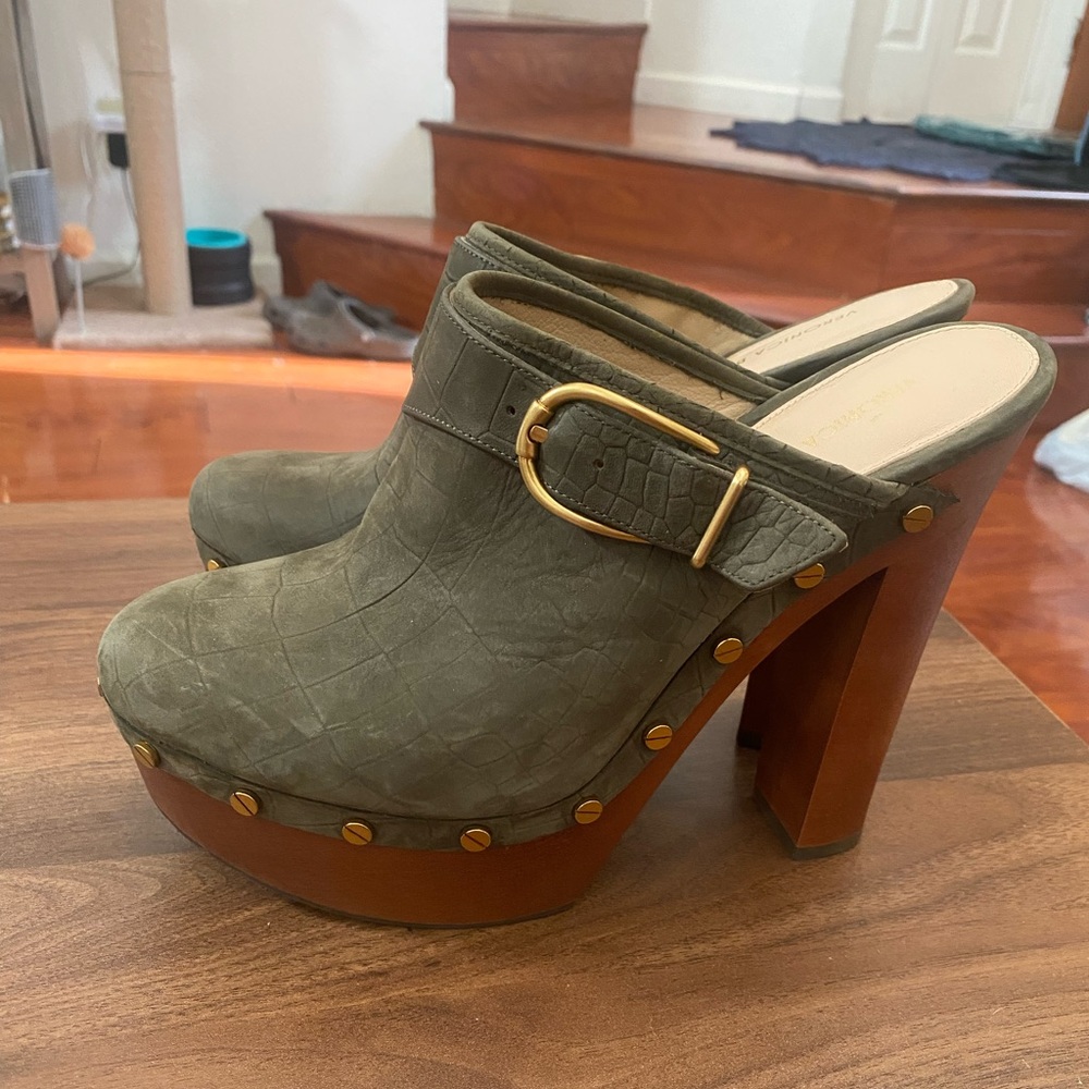 New Veronica Beard Alek Croc Embossed Leather Clogs in Olive Green Size 8